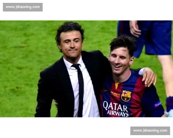 温情重逢!梅西通道内拥抱恩里克 巴黎老友跨越胜负的足坛情谊